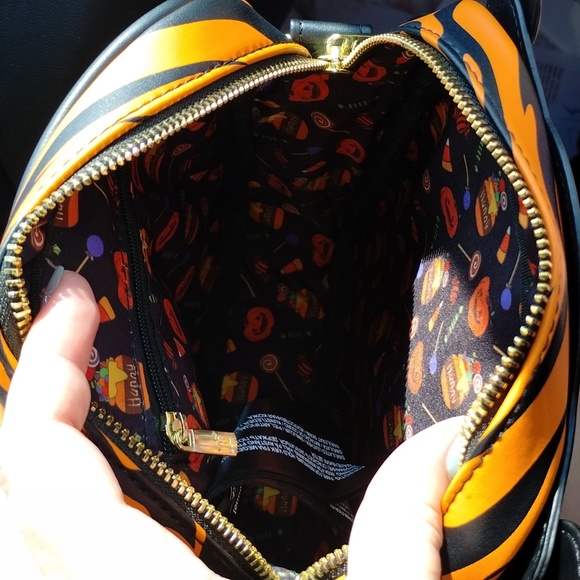 Loungefly Disney Tigger Vampire Crossbody NWT - Picture 8 of 12